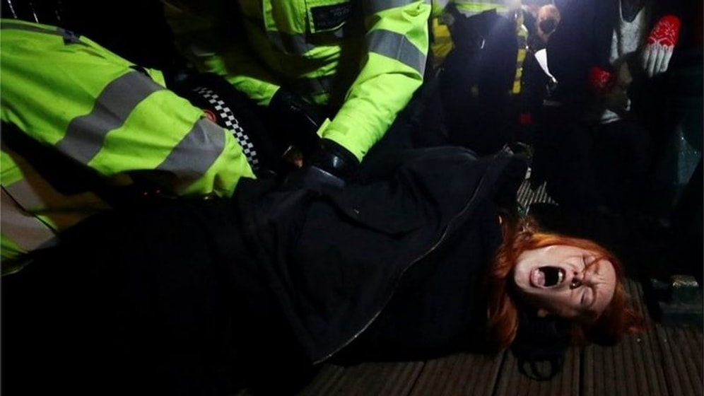 Londra'da Bir Polisin Kaçırıp Öldürdüğü Kadın İçin Düzenlenen Anma Törenine Polis Müdahale Etti
