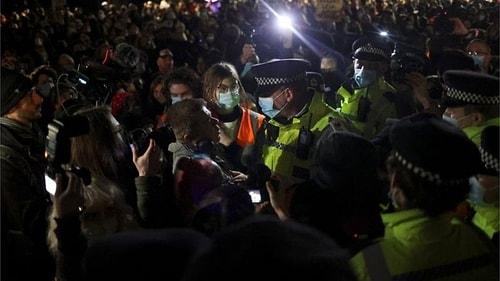 Londra'da Bir Polisin Kaçırıp Öldürdüğü Kadın İçin Düzenlenen Anma Törenine Polis Müdahale Etti