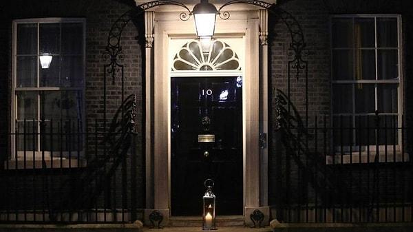 Başbakan Boris Johnson da kapısının önüne mum koyarak Everard'ı andı.