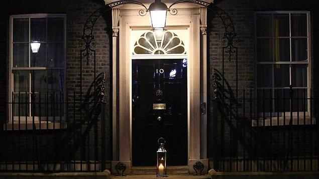 Başbakan Boris Johnson da kapısının önüne mum koyarak Everard'ı andı.