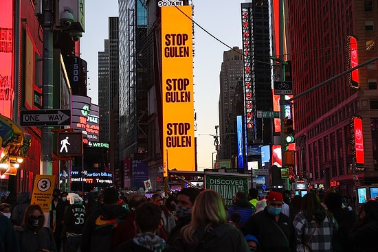 Reklam Savaşları Sürüyor: Times Meydanı'nda 'Gülen'i Durdurun' İlanı