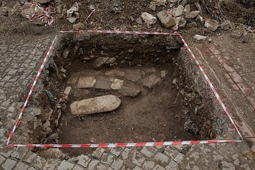 İstanbul'un Her Yerinden Tarih Çıkıyor: Kaldırımın Altından Dergah Binası Kalıntıları Çıktı