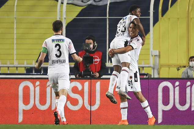 39'da Serdar Aziz'in kendi kalesine attığı golle eşitliği yakalayan Gençlerbirliği, 63'te Ayite ile sonuca gitti: 1-2