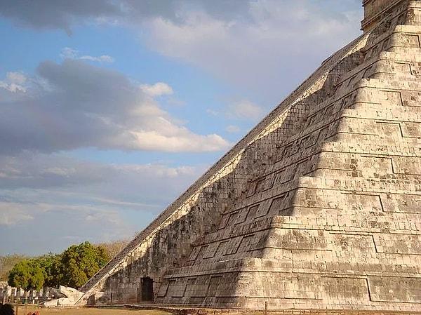 14. Fotoğraflarda sürekli olarak görmeye alışkın olduğumuz harabe ve piramitlerin çok büyük bir çoğunluğu aslında 'Chichen Itza'dır ve yakın bir tarihte ismini vermek istemeyen bir iş insanı tarafından satın alınmıştır.