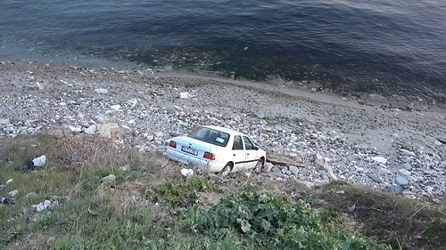 Beylikdüzü'nde Otomobil Kumsala Uçtu; Turistler Hatıra Fotoğrafı Çektirdi