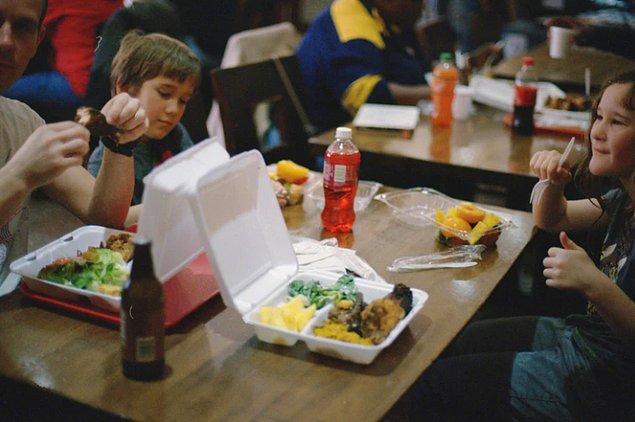 2. Fransız restoranlarında çocuk menüsü bulmanız neredeyse imkansızdır. Fransızlar çocukların da kendileri ile aynı yemekleri yiyebileceğini düşünürler.