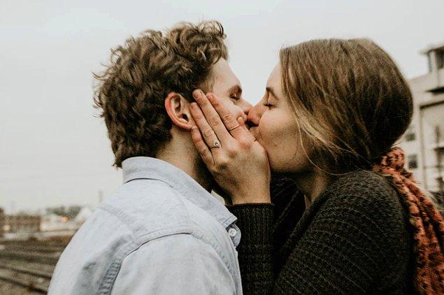 3. Fransa'da, insanların tanıştıklarında birbirlerini öptükleri biliniyor. Kelimenin tam anlamıyla herkesi öpmek gelenekseldir.