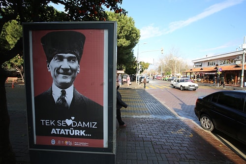 'Love Erdoğan' Pankartlarını Kaldıran Selçuk Belediyesi, İlçeyi 'Tek Sevdamız Atatürk' Afişleriyle Donattı