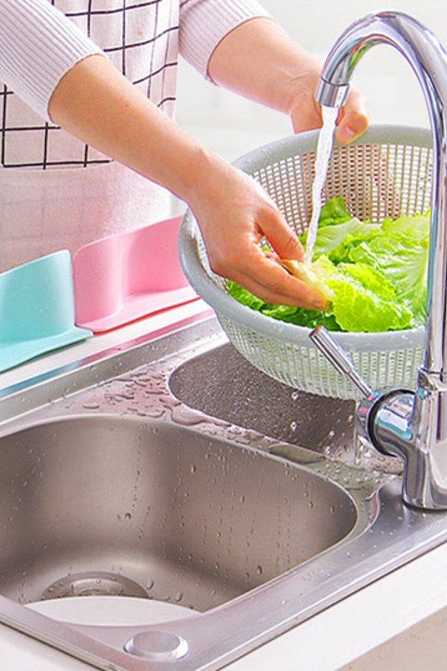 1. Mutfakta bir şeyler yıkarken her yerin su içinde kalmasından sıkıldınız değil mi?