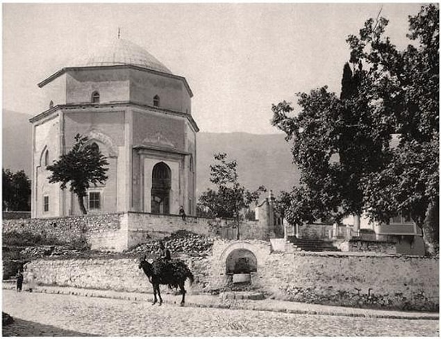 İşin daha kötü yanı ise bir önceki depremden dolayı hasar gören binalar, bu depremde tamamen yıkıldı ve tam 1300 kişi yaşamını yitirdi.