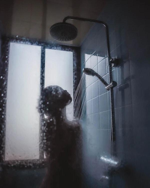 16. İspanyollar her dışarı çıktıklarında duş alırlar. Erkekler günde ortalama 3 kez duş alır.
