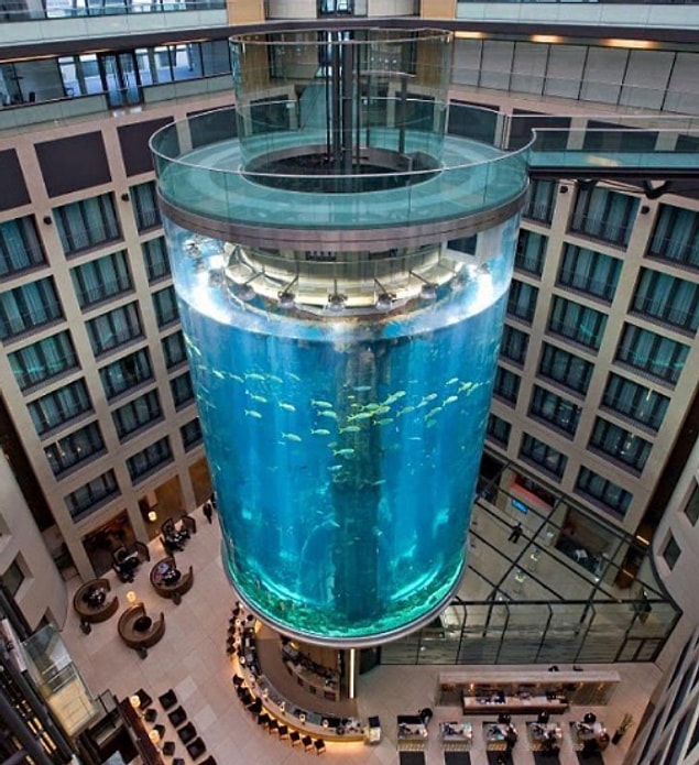 3. Berlin'deki Radisson Blu Oteli, odanızın balkonundan (odanıza bağlı olarak) doğrudan görebileceğiniz dünyanın en büyük ayaklı silindirik akvaryumuna sahiptir.
