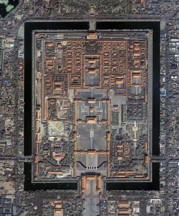 4. Pekin'deki Yasak Şehrin 1420'de inşası tamamlandığından beri, 24 imparator bu duvarların ve hendeğin iç kısmında yaşadı.