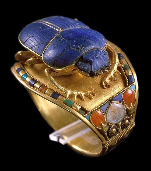 6. Bu zarif bileklik Kral Tutankhamun'un mezarında bulunmuştur. İnanılmaz derecede ayrıntılı olan bok böceği figürünün kendisi lapis lazuli taşından yapılmıştır.