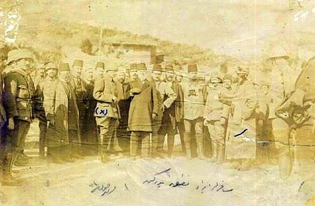 11. Anafartalar Kumandanı Mustafa Kemal Bey´in İstanbul´dan Gelen misafirlerle görüşmesi.