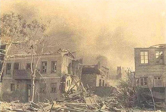 18. Bombalanan Çanakkale şehrinden bir görünüm.