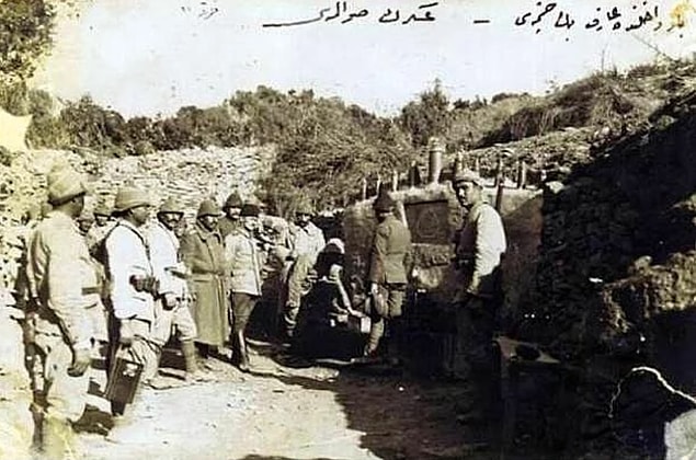 20. Çanakkale Arif Bey Çeşmesi'nden Mehmetçiklerin su alışı.