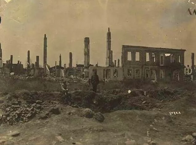 23. Çanakkale civarında tahrip edilen binalar.