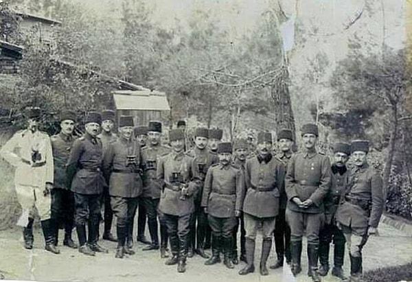 24. Çanakkale Mst.Mv.K. Albay Cevat Bey karargah subayları ile.