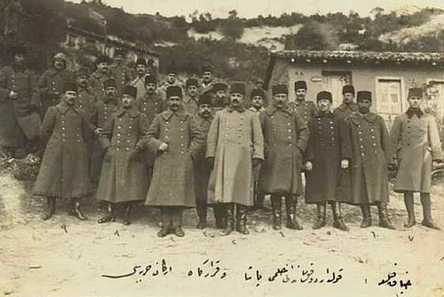 26. Çanakkale´de Kolordu Komutanı Hilmi Paşa ve karargâhı.