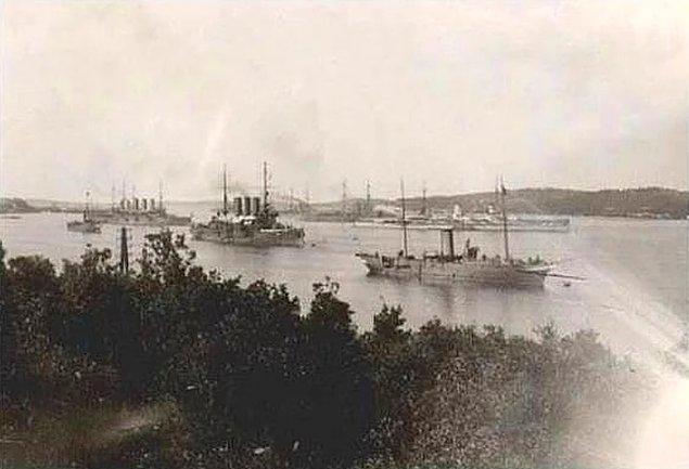 28. İtilaf donanma gemilerinin Çanakkale Boğazı´na girişi.