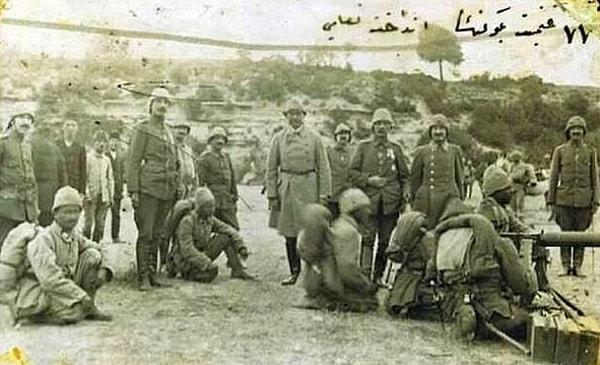 30. Düşmandan ele geçirilen bir silahın Türk askeri tarafından çalıştırılması.