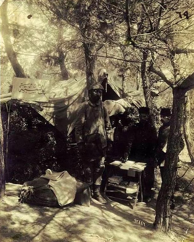 31. Gizlenmiş bir posta dağıtım çadırı.
