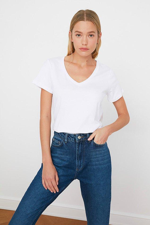 1. Bir kadının dolabında olmazsa olmaz en önemli parça basic beyaz bir tişörttür.