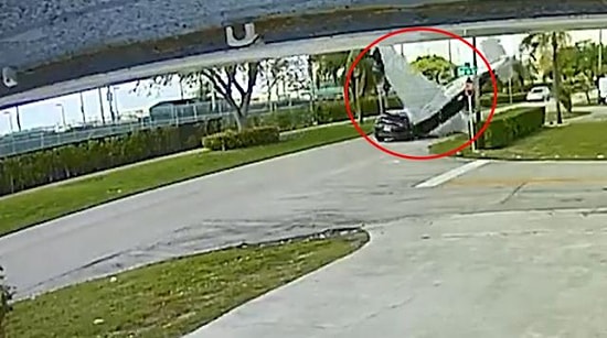 İçinde İki Kişinin Bulunduğu Tek Motorlu Uçak Yolda İlerleyen Aracın Üzerine Düştü