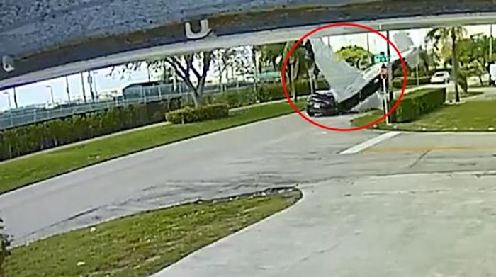 İçinde İki Kişinin Bulunduğu Tek Motorlu Uçak Yolda İlerleyen Aracın Üzerine Düştü