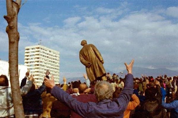 1985 yılında kalp krizi sonucu ölmesinin ardından, 6 yıl sonra şehir merkezindeki heykeli insanlar tarafından yıkıldı.