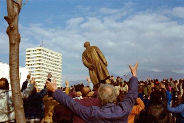 1985 yılında kalp krizi sonucu ölmesinin ardından, 6 yıl sonra şehir merkezindeki heykeli insanlar tarafından yıkıldı.