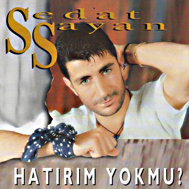 Asıl adı Selahattin Gürsaçar olan Sedat Sayan, ailenin ikinci bilinen isimlerinden. 90'lı yılları bilenler onun "Ellere düş" şarkısını hatırlayacaktır mutlaka. Fakat üçüncü sayfa haberleri, müzik kariyerinin önüne geçti zamanla.
