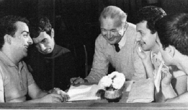 1967 yılında Haldun Taner, Ahmet Gülhan ve Zeki Alasya ile birlikte Türkiye'nin ilk kabare tiyatrosu olan Devekuşu Kabare'yi kurmuşlar.