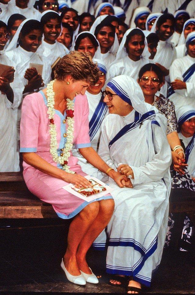 1992 yılında Kalküta'da Prenses Diana ve Rahibe Teresa bakışlarıyla her şeyi anlatıyorlar adeta.