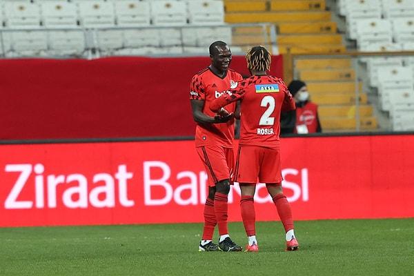 Kartal ilk yarısını Aboubakar ve Vida'nın golleriyle 2-0 önde tamamladığı maçın ikinci yarısında skoru koruyamadı: 2-0