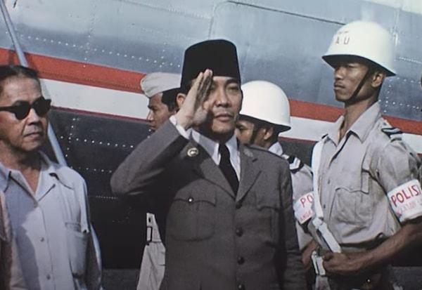 17. KGB, Endonezya Devlet Başkanı Sukarno'ya gizli seks kasetini gösterdiklerinde şantaj yaptıklarını düşündü ancak eski başkan kasetin kopasını istedi.