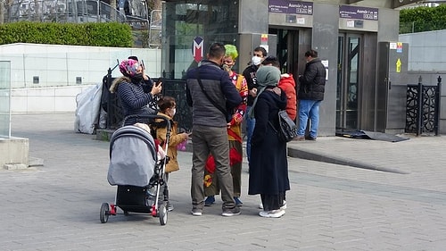 'Ben Dilenci miyim?' Diyen Palyaço Kendisiyle Fotoğraf Çektirenleri Tehdit Etti