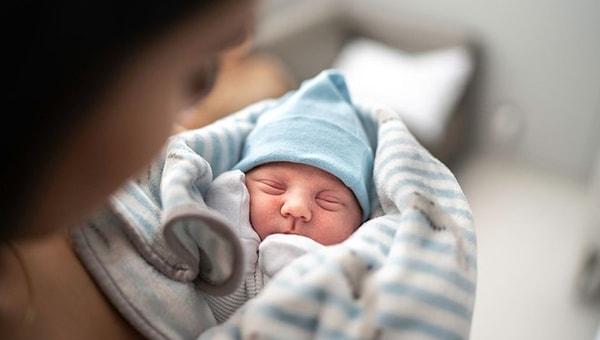 İngiltere'de ilk kez üç kişinin DNA'sına sahip olan bir bebek dünyaya geldi.