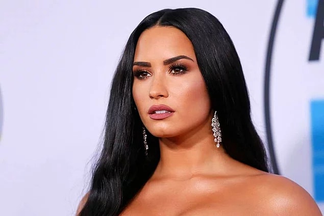 3. Demi Lovato, Disney Channel'da çalışırken tanıdığı biri tarafından tecavüze uğradığını YouTube'da yayınlanan 'Demi Lovato: Dancing with the Devil'de açıkladı.