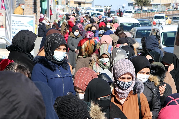 Züccaciye İndirimi Koronayı Unutturdu: Metrelerce Sosyal Mesafesiz Kuyruk Oluştu