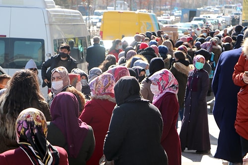 Züccaciye İndirimi Koronayı Unutturdu: Metrelerce Sosyal Mesafesiz Kuyruk Oluştu