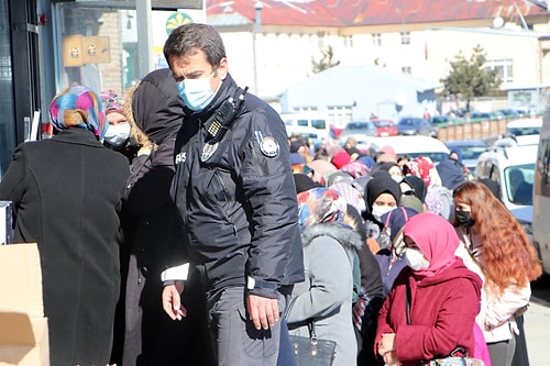 Züccaciye İndirimi Koronayı Unutturdu: Metrelerce Sosyal Mesafesiz Kuyruk Oluştu