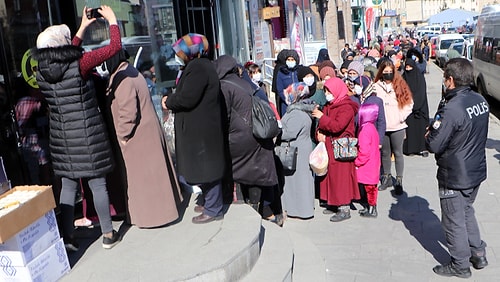 Züccaciye İndirimi Koronayı Unutturdu: Metrelerce Sosyal Mesafesiz Kuyruk Oluştu