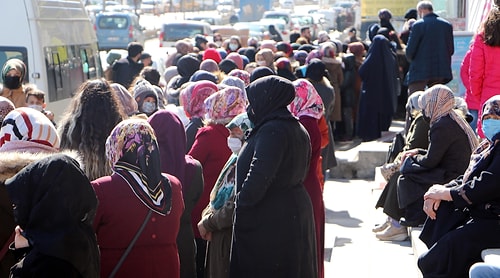 Züccaciye İndirimi Koronayı Unutturdu: Metrelerce Sosyal Mesafesiz Kuyruk Oluştu