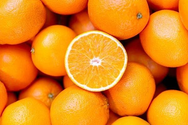 16. İngilizce'de turuncu olarak bilinen "orange" kelimesi, portakalın "orange" ismini almasından sonra bu ismi almıştır.