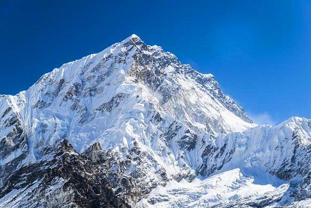 18. Everest Dağı'nın yüksekliği 8.849 m'dir ya da başka bir deyişle yaklaşık 46452 kalem uzunluğundadır.