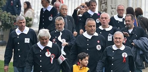 Siyah Önlük Giyip Dolmabahçe Sarayı'nda Andımızı Okuyan 'Dünkü Çocuklar'ın Yeniden Gündem Olan Görüntüleri