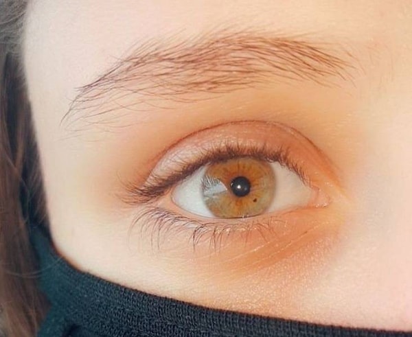 4. "На радужной оболочке моего глаза у меня есть родинка...в форме миниатюрного сердечка".