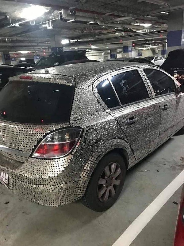 1. Как вам это шикарное авто, покрытое 5-центовыми монетками? Роскошь бутиков!